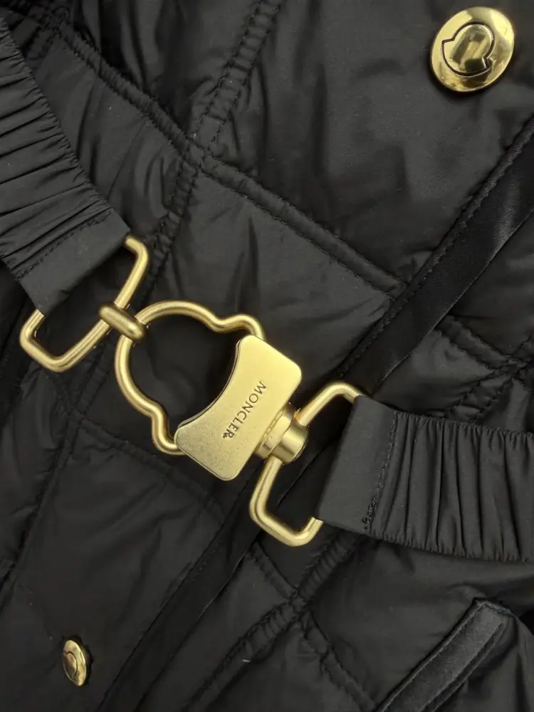 Moncler Down jacket female — Photo 5