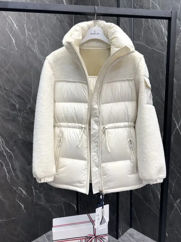 Moncler Down jacket female — Photo 5
