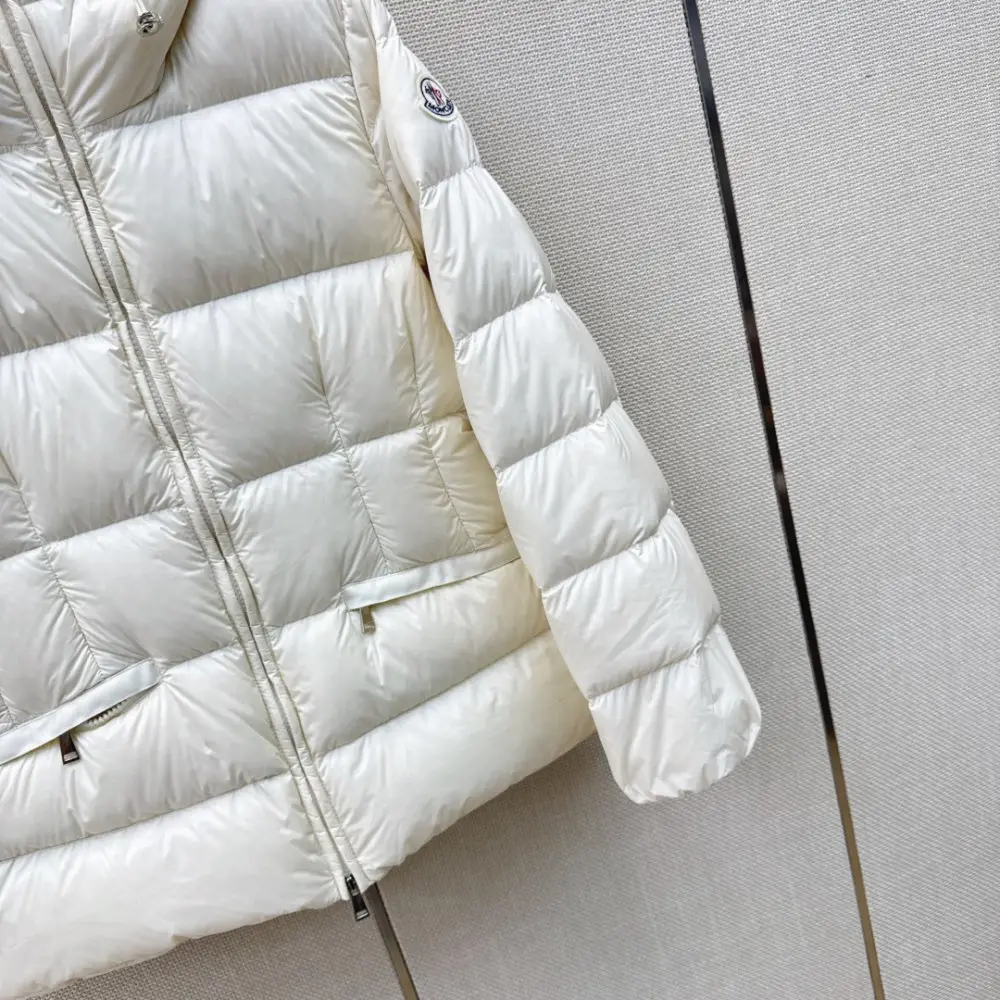 Moncler Down jacket female — Photo 5