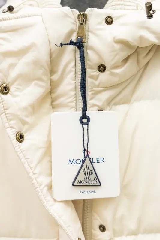 Moncler Down jacket female — Photo 5