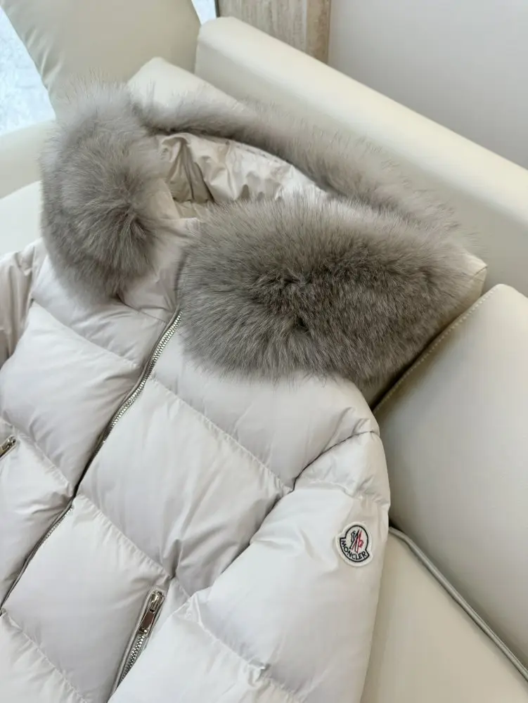 Moncler Куртка пуховик женская с воротником из лисьего меха — Фото 5