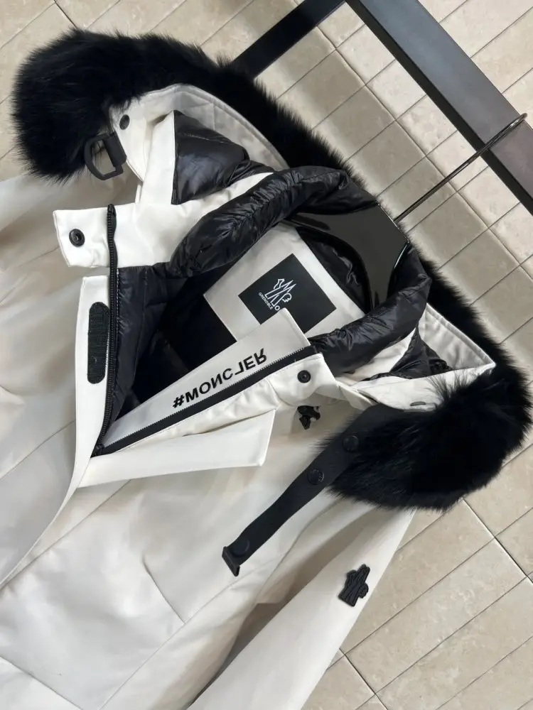 Moncler Parka with removable hood and collar of fox fur — Photo 2