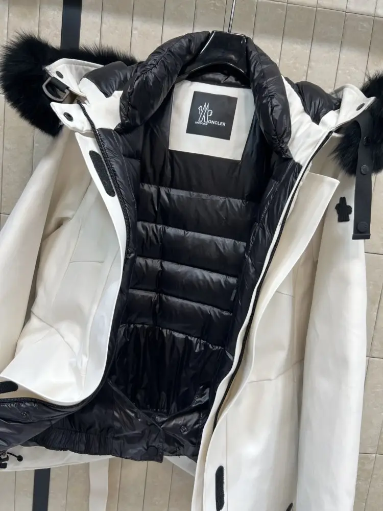 Moncler Parka with removable hood and collar of fox fur — Photo 4