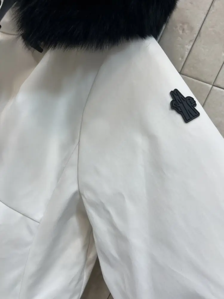 Moncler Parka with removable hood and collar of fox fur — Photo 5