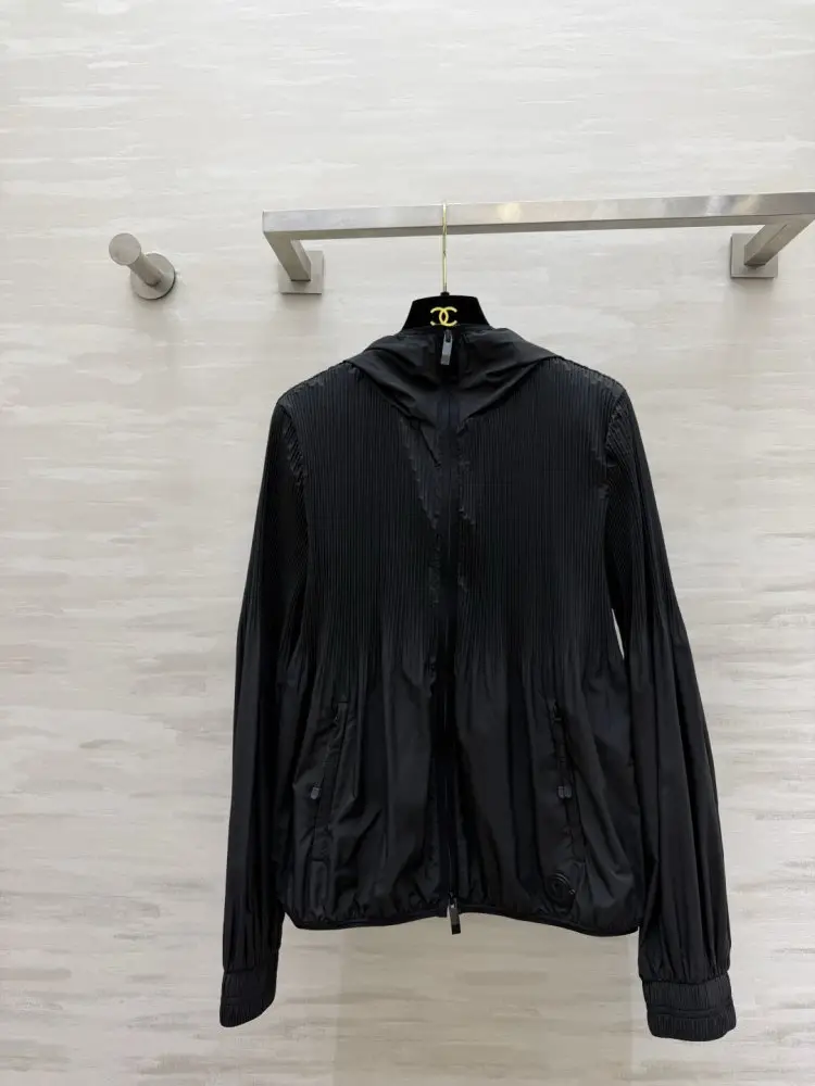Moncler — Плісирована куртка з капюшоном