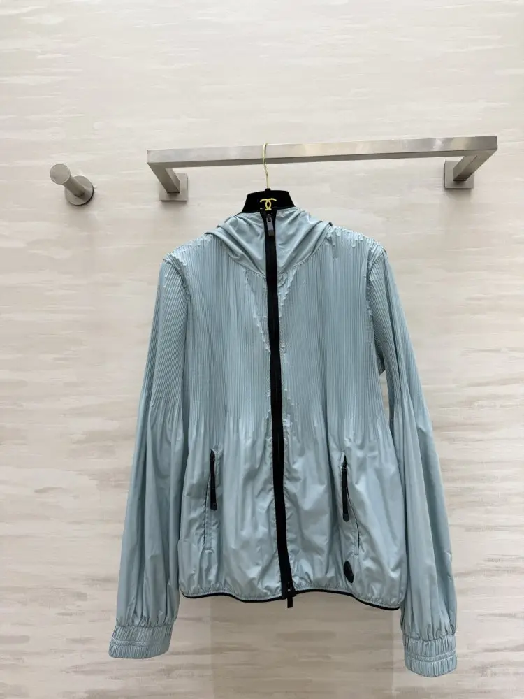 Moncler — Плісирована куртка з капюшоном