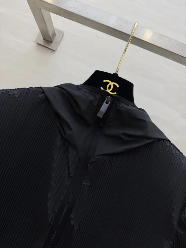 Moncler Плиссированная куртка с капюшоном — Фото 3