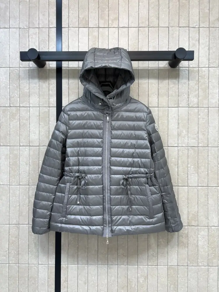 Moncler — Приталенная пуховая куртка с капюшоном