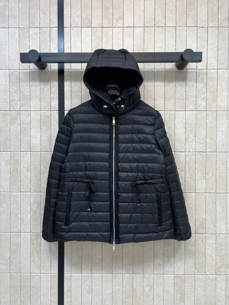 Moncler — Приталенная пуховая куртка с капюшоном