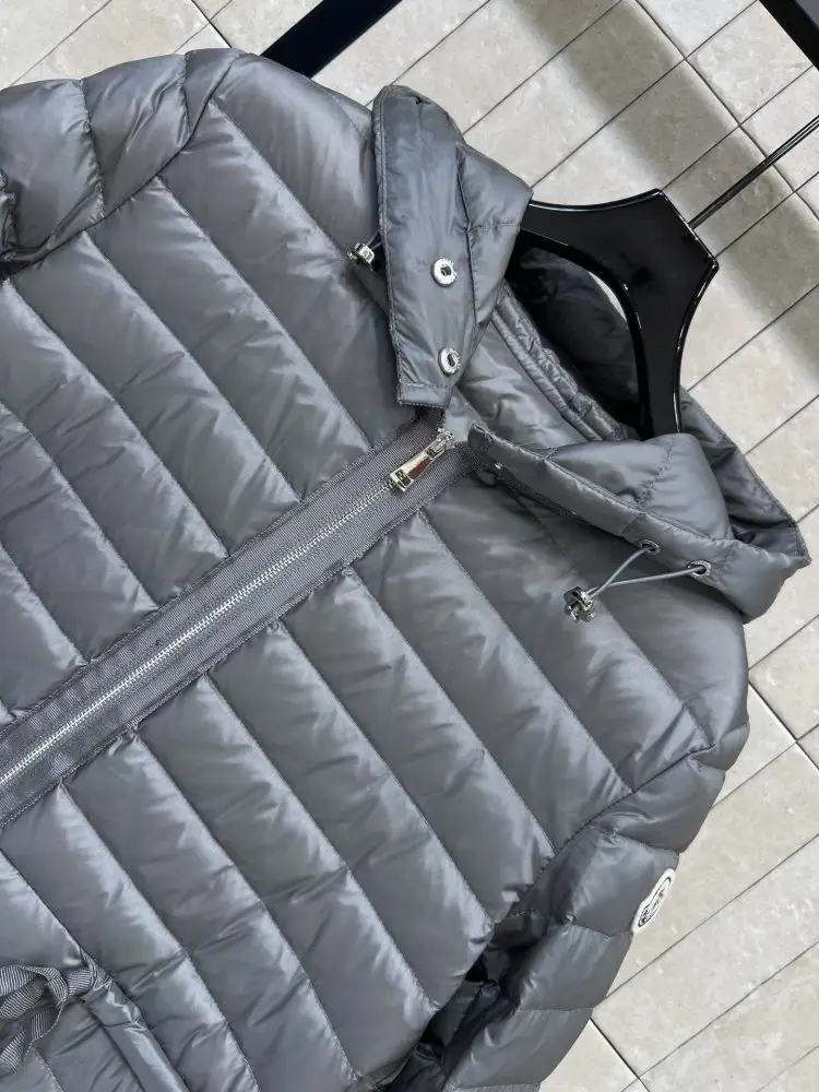 Moncler Приталенная пухова куртка з капюшоном — Фото 2