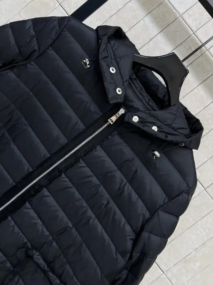 Moncler Приталенная пухова куртка з капюшоном — Фото 2