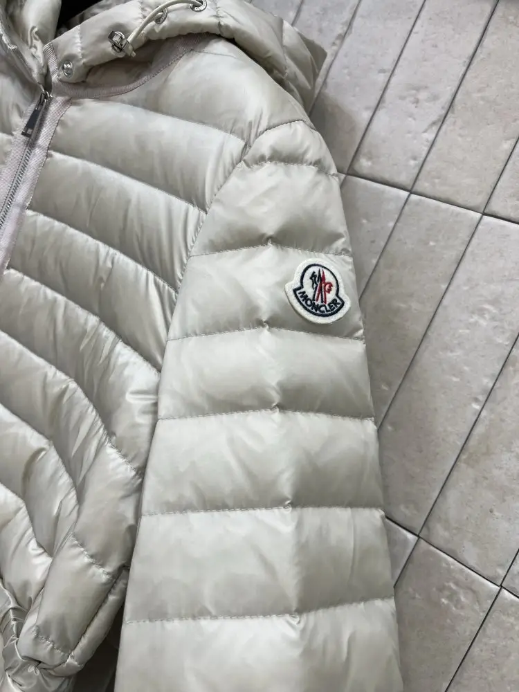 Moncler Приталенная пухова куртка з капюшоном — Фото 4