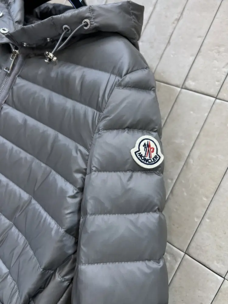 Moncler Приталенная пухова куртка з капюшоном — Фото 5