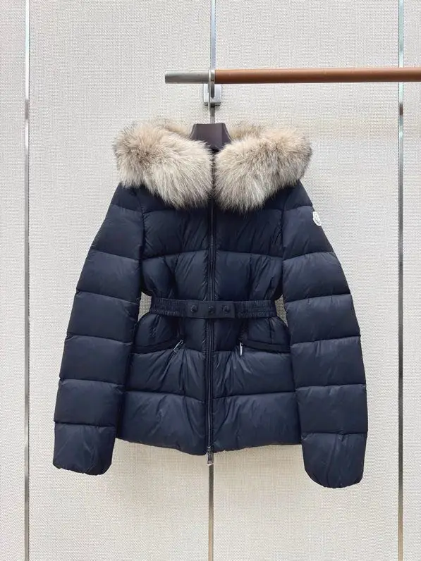 Moncler — Коротка пухова куртка з капюшоном і коміром з хутра єнота