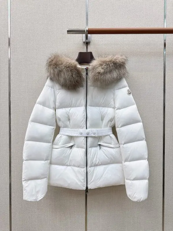 Moncler Short feather jacket from hood and collar of fur raccoon — Photo 1