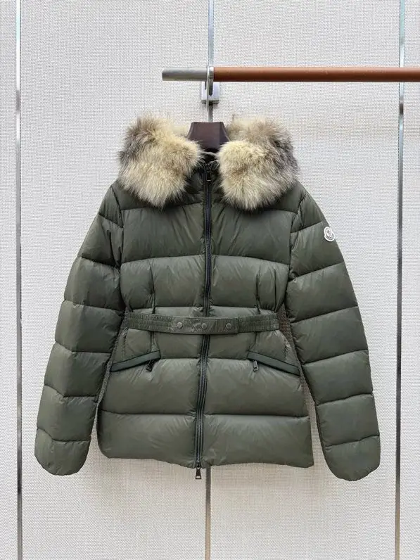 Moncler — Короткая пуховая куртка с капюшоном и воротником из меха енота