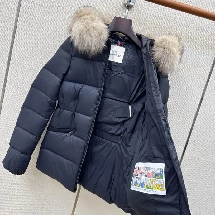 Moncler Short feather jacket from hood and collar of fur raccoon — Photo 2