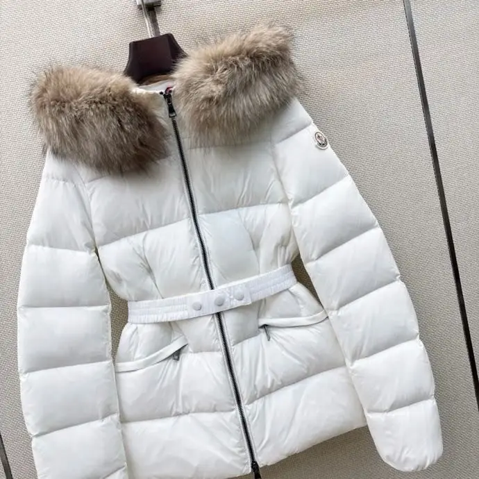 Moncler Short feather jacket from hood and collar of fur raccoon — Photo 2