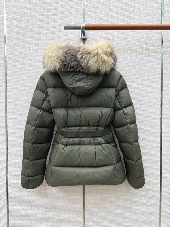 Moncler Short feather jacket from hood and collar of fur raccoon — Photo 2