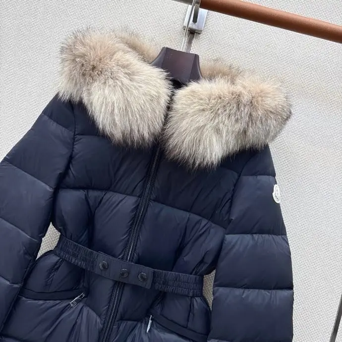Moncler Short feather jacket from hood and collar of fur raccoon — Photo 3