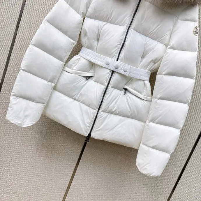 Moncler Short feather jacket from hood and collar of fur raccoon — Photo 3
