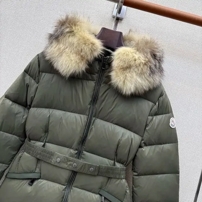 Moncler Short feather jacket from hood and collar of fur raccoon — Photo 3