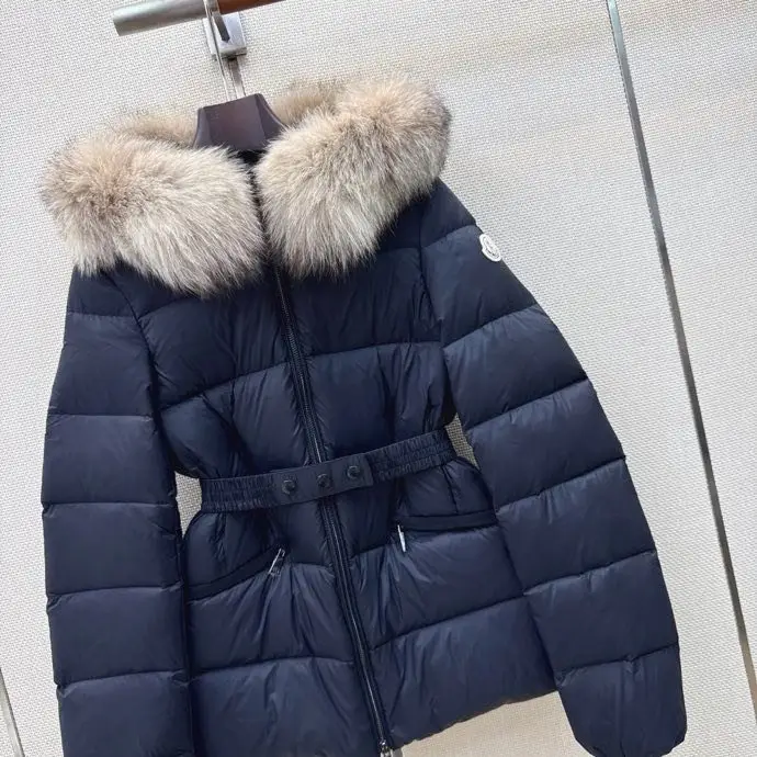 Moncler Short feather jacket from hood and collar of fur raccoon — Photo 4