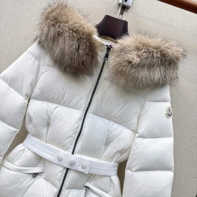 Moncler Short feather jacket from hood and collar of fur raccoon — Photo 4
