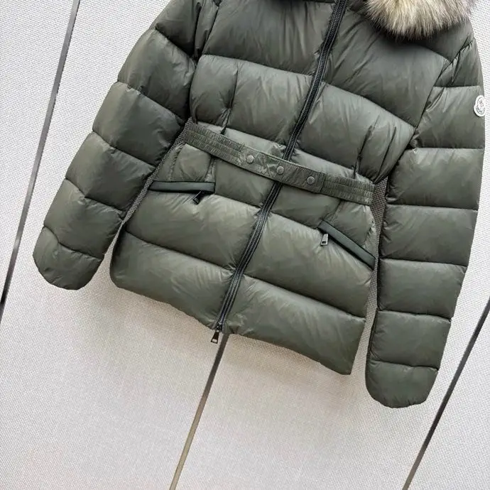 Moncler Short feather jacket from hood and collar of fur raccoon — Photo 4