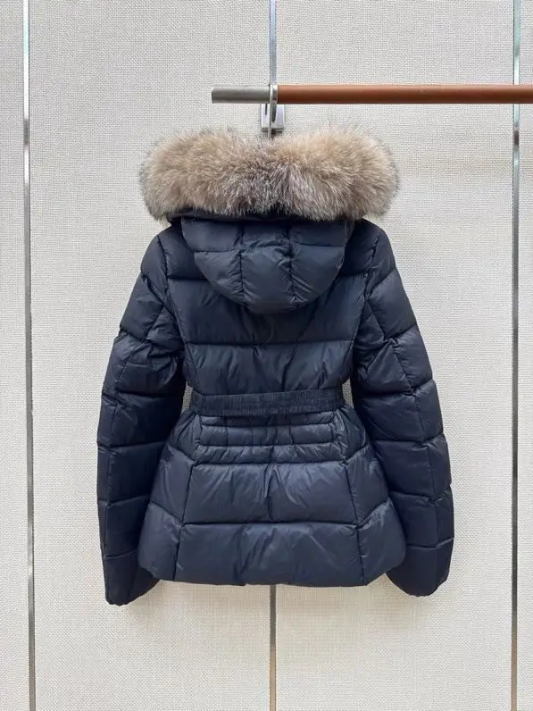 Moncler Short feather jacket from hood and collar of fur raccoon — Photo 5