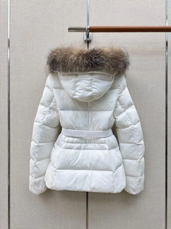 Moncler Short feather jacket from hood and collar of fur raccoon — Photo 5