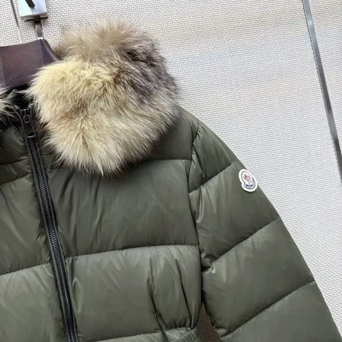 Moncler Short feather jacket from hood and collar of fur raccoon — Photo 5