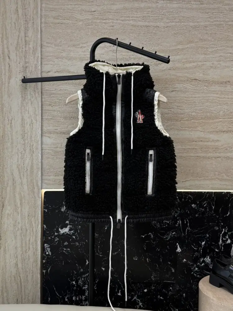 Moncler — Жилетка на пуху жіноча