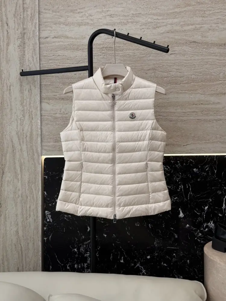 Moncler — Жилетка на пуху жіноча