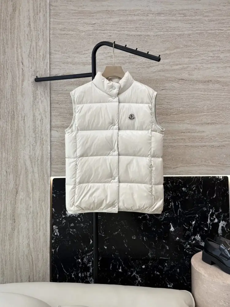 Moncler — Жилетка на пуху жіноча