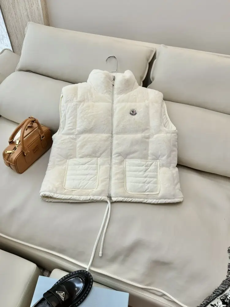 Moncler — Жилетка на пуху женская