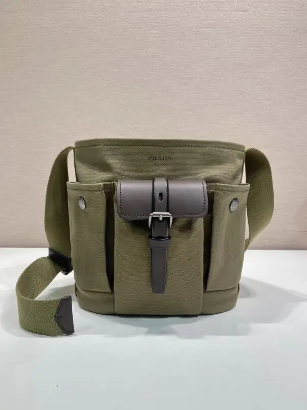 Prada — Сумка через плечо 23 см