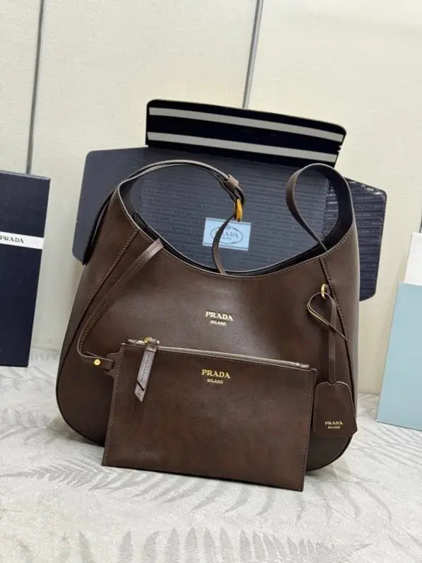 Prada — Сумка Cleo Tote 33 см 1BC300