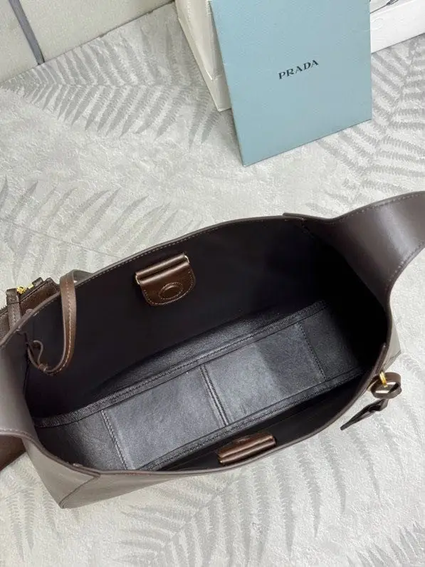 Prada A bag Cleo Tote 33 cm 1BC300 — Photo 4