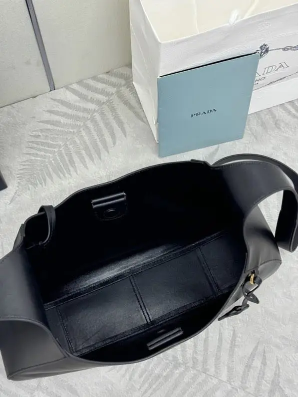 Prada Сумка Cleo Tote 40 см 1BC300 — Фото 4
