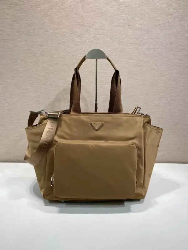 Prada Сумка для подгузников Re-Nylon 35 см 1BG102 — Фото 2