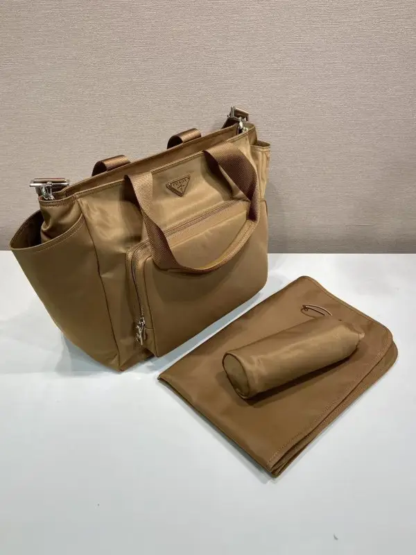 Prada Сумка для подгузников Re-Nylon 35 см 1BG102 — Фото 4