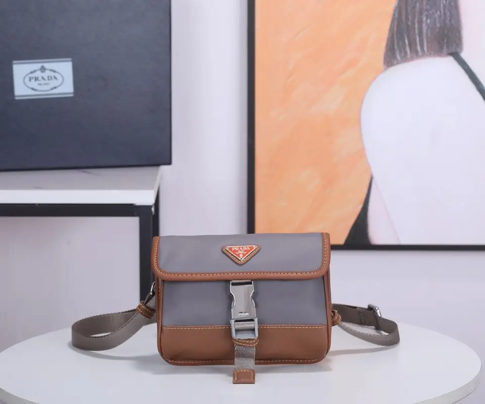 Prada — Сумка месенджер 18 см 2ZH108