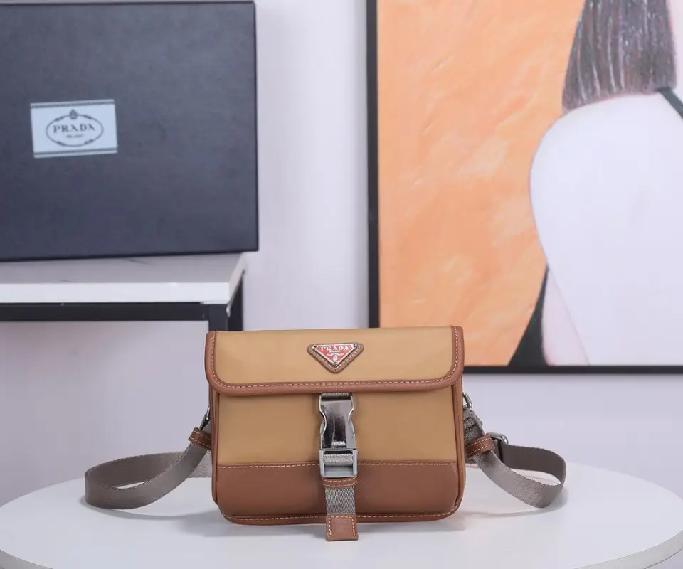 Prada — Сумка месенджер 18 см 2ZH108