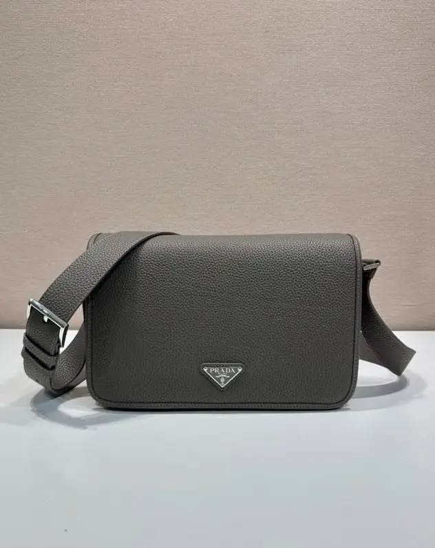Prada — Сумка месенджер 30 см 2VD075