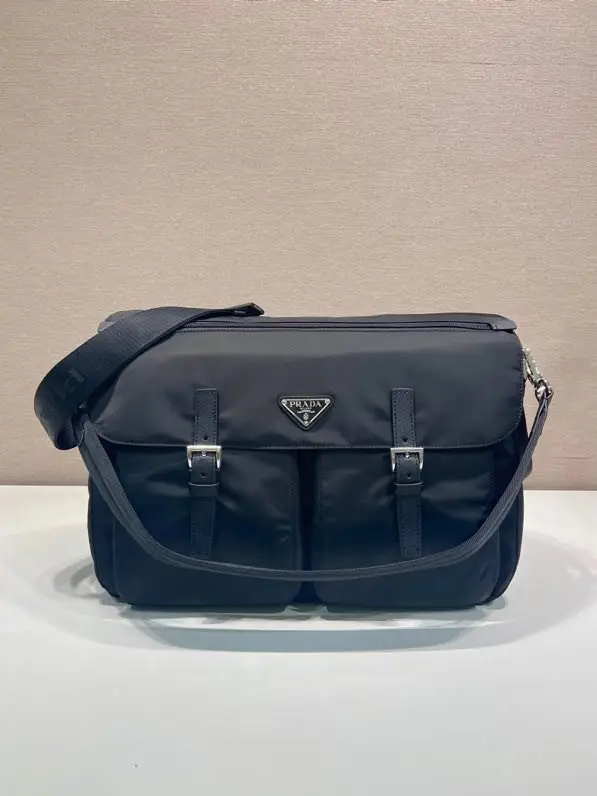 Prada — Сумка месенджер 39 см 2VD072