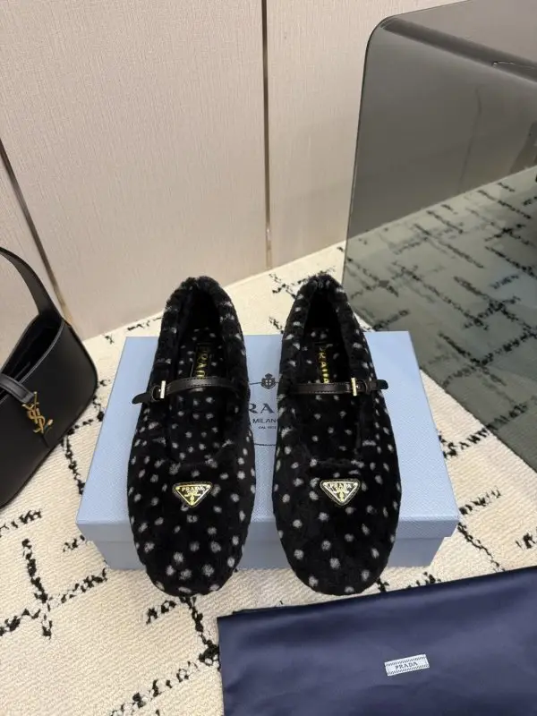 Prada — Балетки меховые