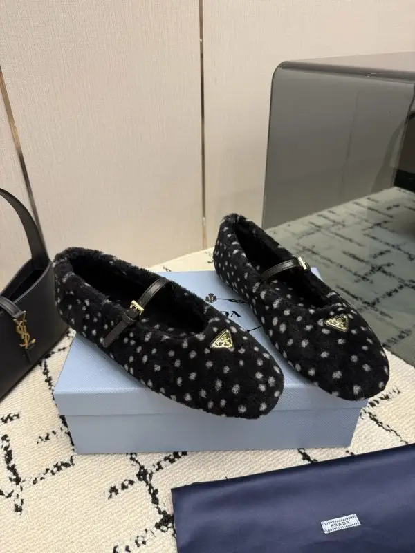 Prada Балетки меховые — Фото 2