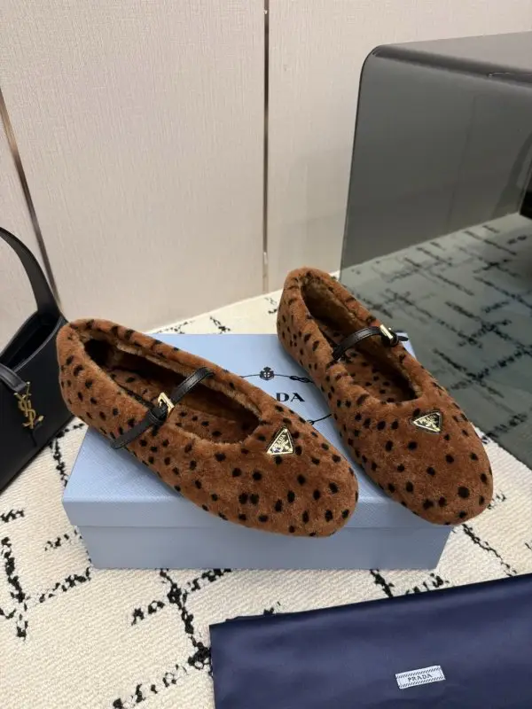 Prada Балетки хутряні — Фото 2