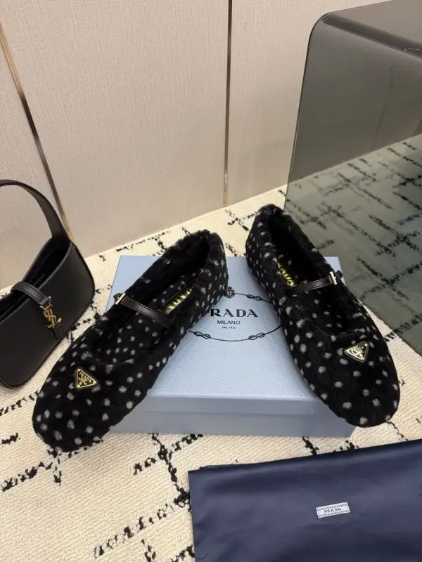 Prada Балетки меховые — Фото 3